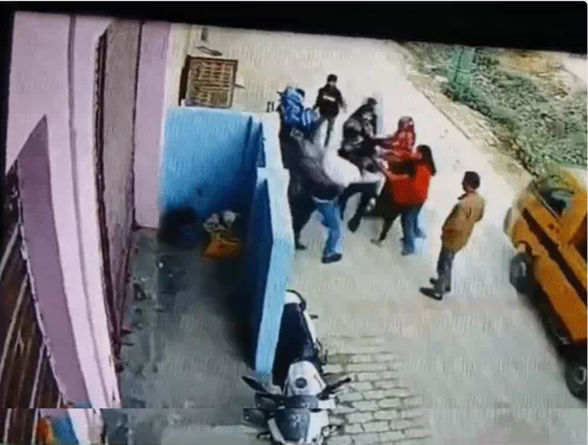 Fatehpur News: सड़क पर दबंगों का तांडव, महिलाओं के साथ की मारपीट, CCTV वायरल