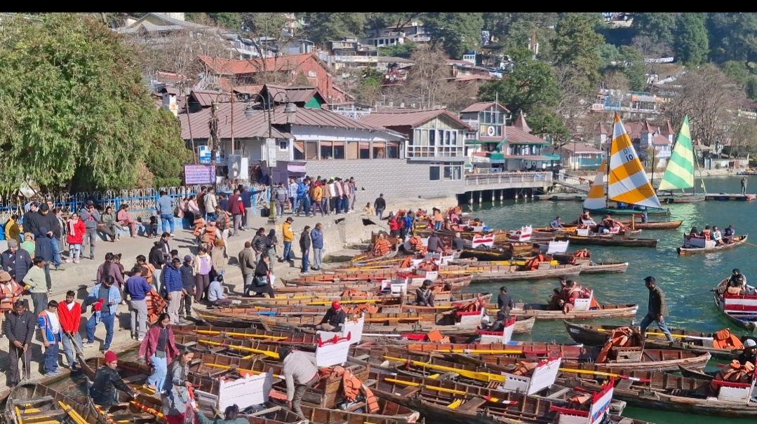 वीकेंड पर पर्यटकों से गुलजार हुई सरोवर नगरी, सड़कों पर बना ट्रैफिक का दबाव