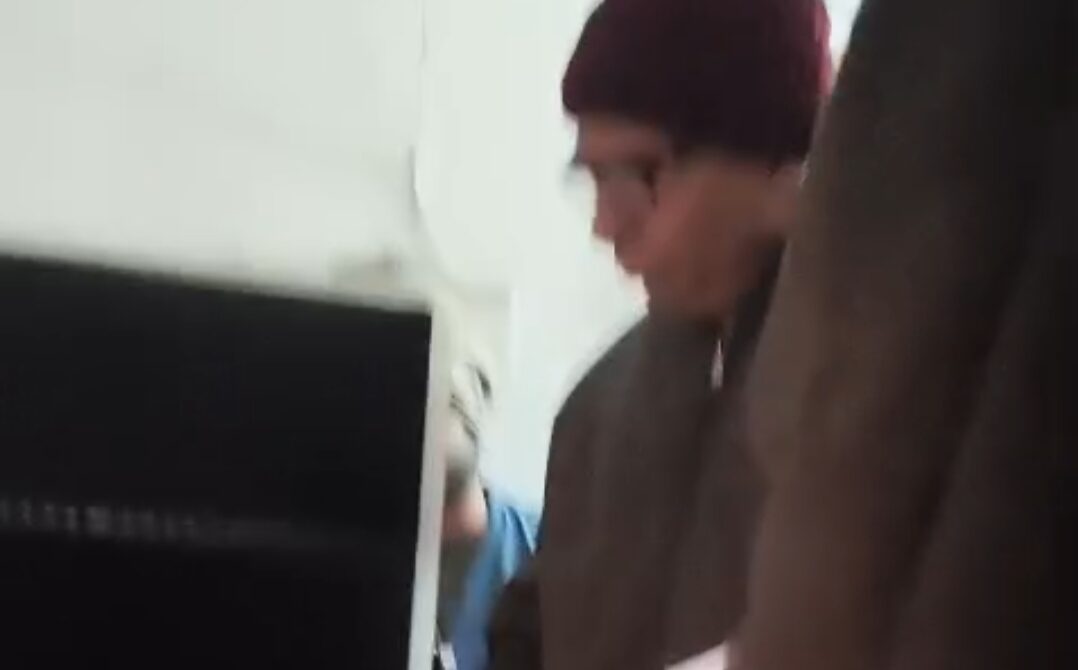 Gorakhpur News: खजनी में बिजली विभाग के बड़े बाबू को धमकी, वीडियो वायरल