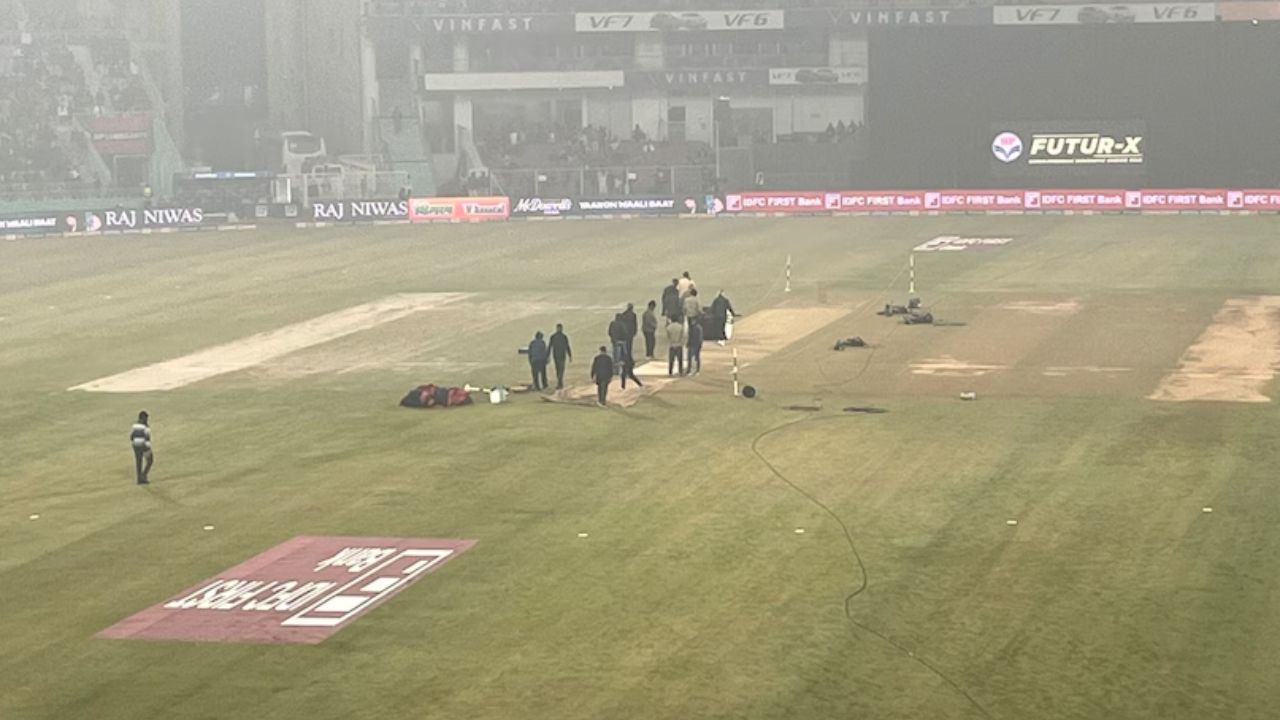 मैच में देरी के दौरान देखा गया कि पिच पर रोलर का इस्तेमाल किया जा रहा था। आमतौर पर मैच शुरू होने से पहले पिच तैयार होती है, लेकिन शुरू होने से ठीक पहले रोलर का इस्तेमाल करना अजीब बात मानी गई। (Img: X) मैच में देरी के दौरान देखा गया कि पिच पर रोलर का इस्तेमाल किया जा रहा था। आमतौर पर मैच शुरू होने से पहले पिच तैयार होती है, लेकिन शुरू होने से ठीक पहले रोलर का इस्तेमाल करना अजीब बात मानी गई। (Img: X)