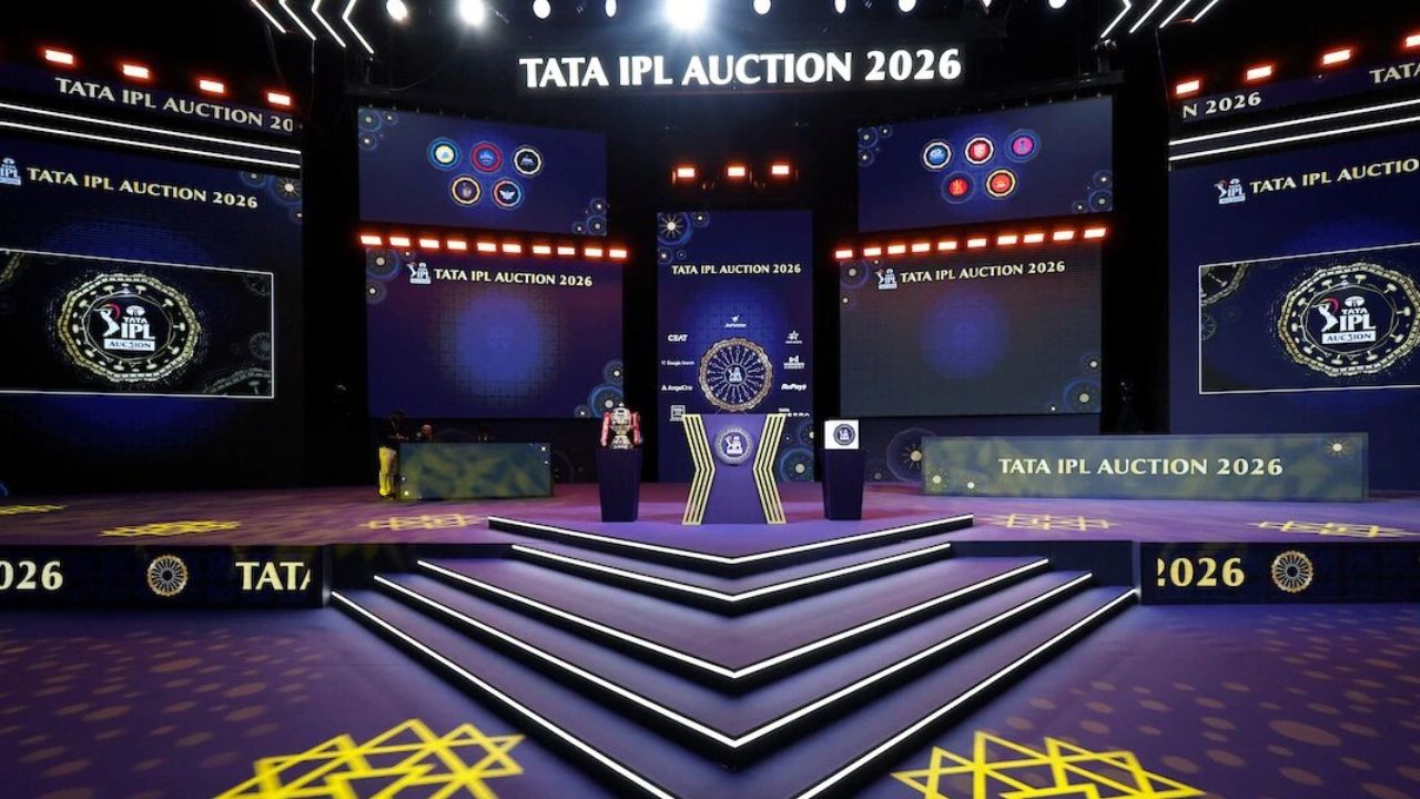 मिनी-ऑक्शन में करोड़ों रुपये की बोलियां और रोमांचक बोली की जंग देखने को मिली। इस बार घरेलू खिलाड़ियों ने भी अपने दमदार प्रदर्शन से टीमों का ध्यान खींचा, जिससे कार्तिक शर्मा और प्रशांत वीर जैसे युवा खिलाड़ियों को बड़ा मौका मिला। (Img: Internet)