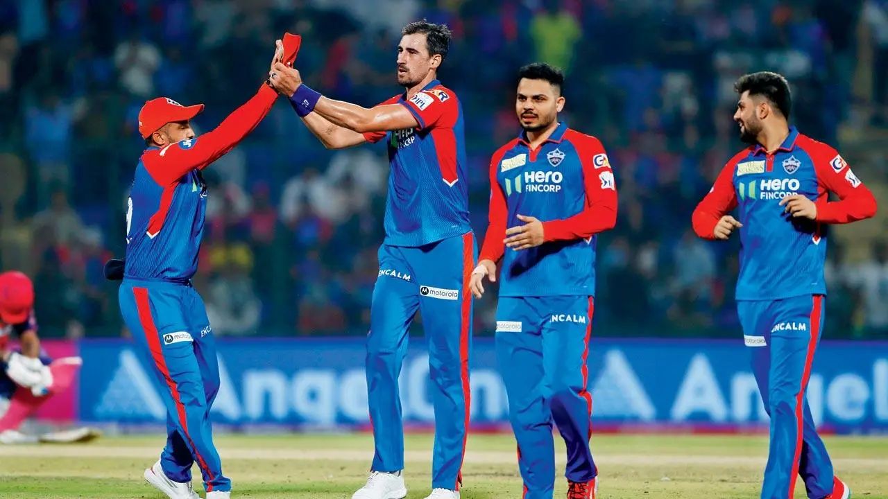 दिल्ली कैपिटल्स ने अपने कई स्टार खिलाड़ियों को रिटेन किया है। इन खिलाड़ियों में केएल राहुल, करुण नायर, अभिषेक पोरेल, ट्रिस्टन स्टब्स, अक्षर पटेल, समीर रिज़वी, आशुतोष शर्मा और मिशेल स्टार्क शामिल हैं। इन खिलाड़ियों ने पिछले सीज़न में शानदार प्रदर्शन किया था। (Img: Internet)