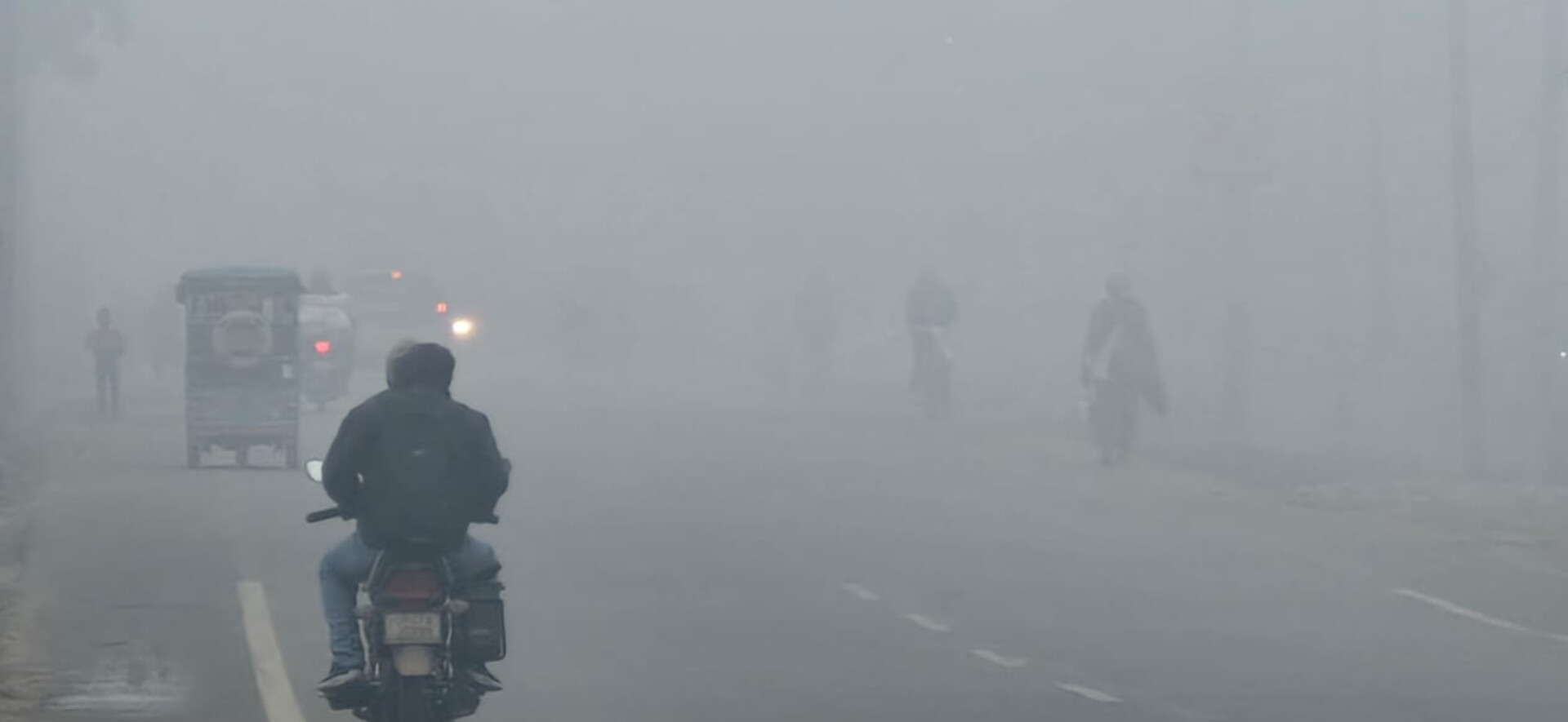 Balrampur News: कोहरे की सफेद चादर में लिपटा तराई क्षेत्र, ‘ज़ीरो विज़िबिलिटी’ ने थामी रफ्तार