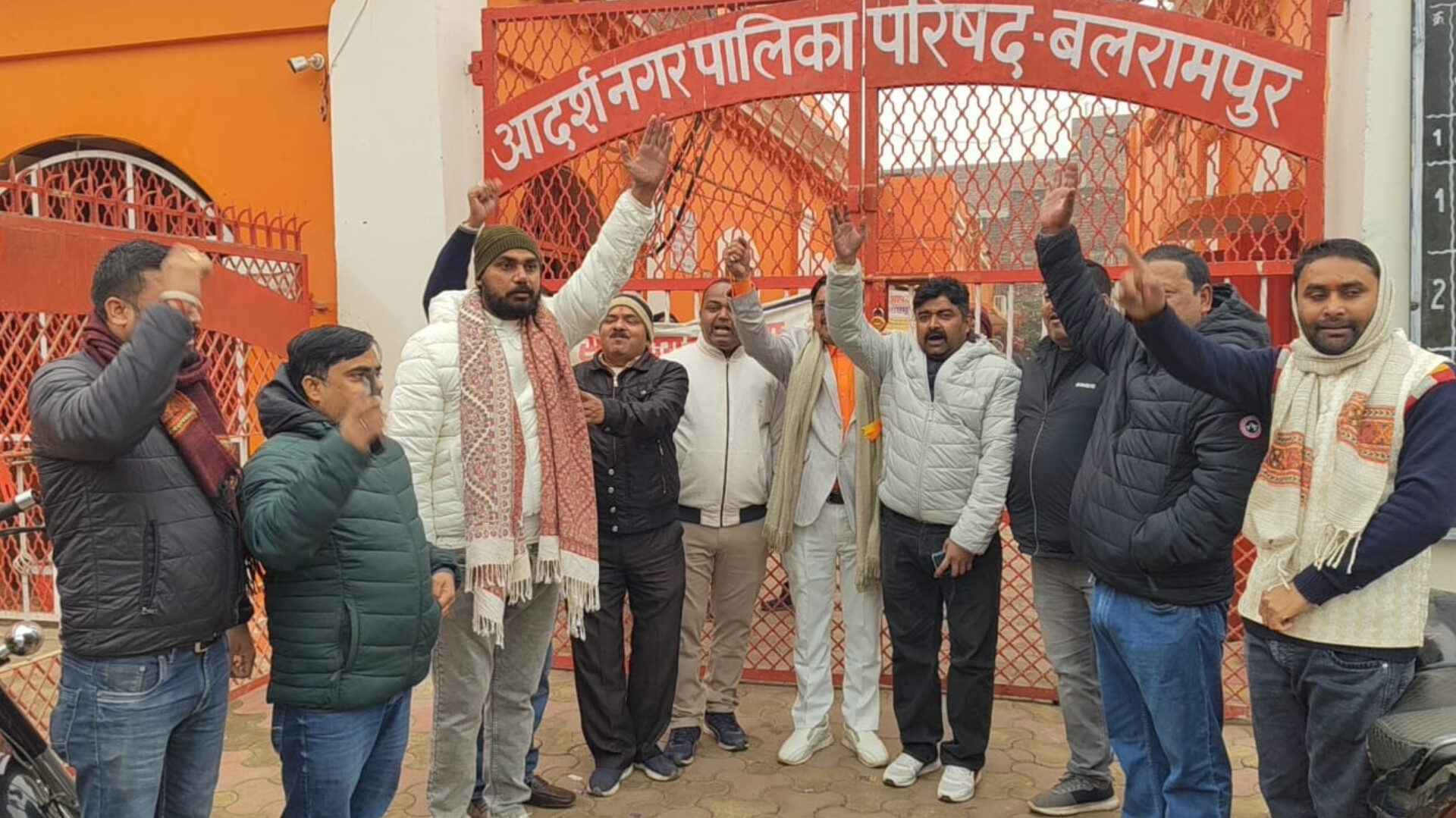 अतिक्रमण हटाओ अभियान बना विवाद की वजह, बलरामपुर में सभासदों की बगावत, नगर पालिका कार्यालय पर जड़ा ताला