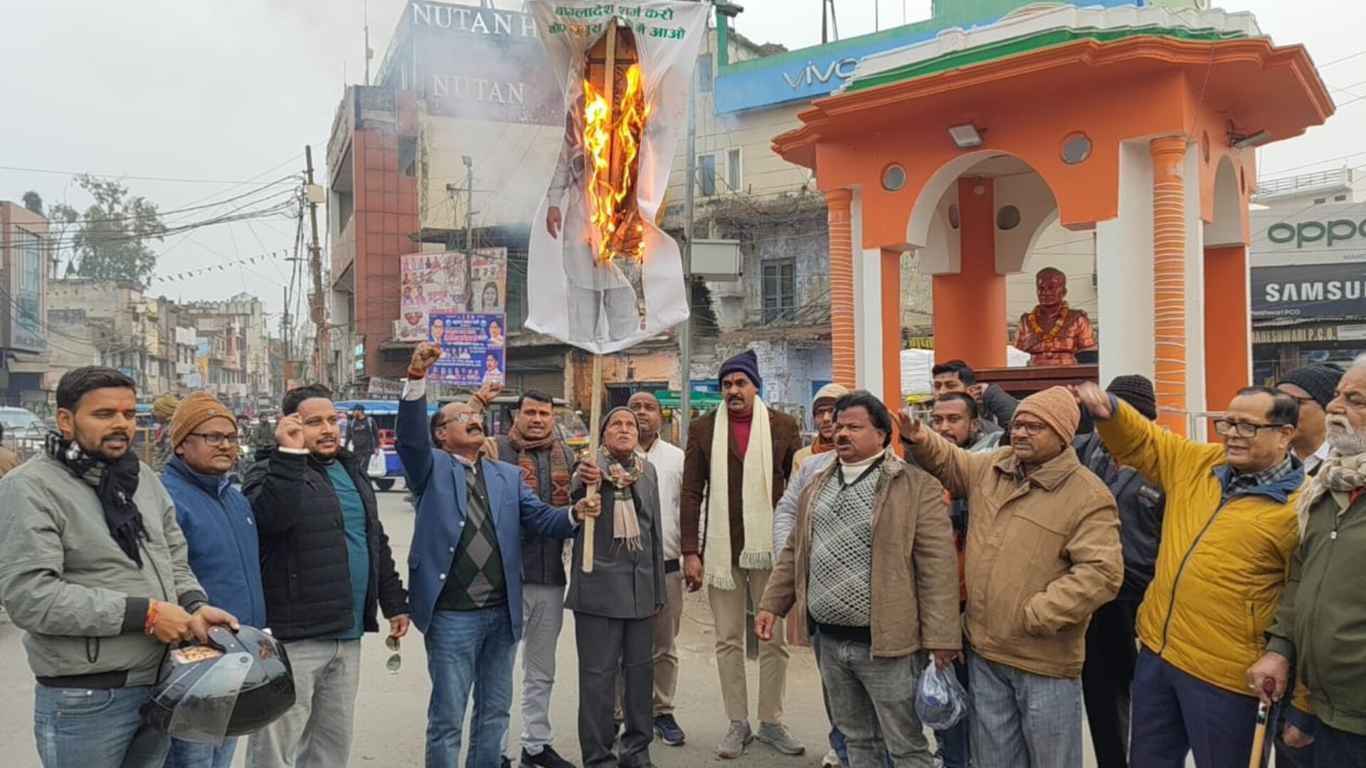 Balrampur: बलरामपुर में क्रांतिकारी मंच ने बांग्लादेश अत्याचार के खिलाफ किया प्रदर्शन, जानें पूरा मामला