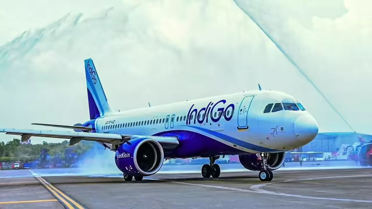 IndiGo संकट 7 वें दिन भी जारी: एक ही दिन में 450 से ज्यादा फ्लाइट्स रद्द, DGCA ने CEO से मांगा जवाब