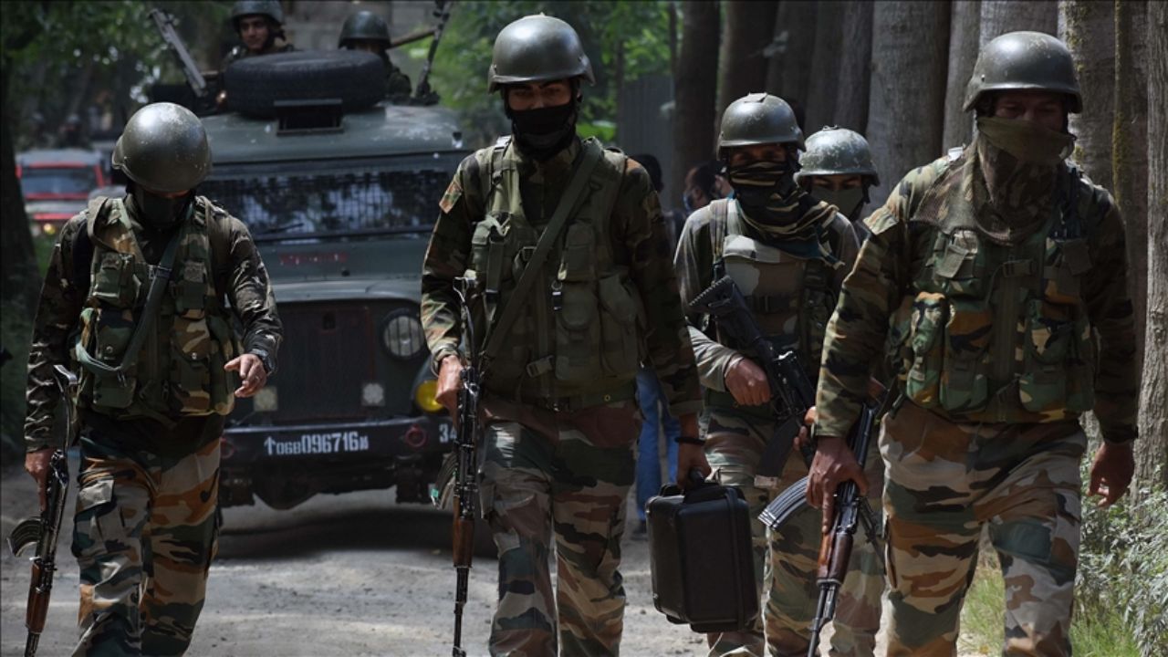 India vs Bangladesh Military Power: बढ़ते तनाव के बीच कौन है ज्यादा ताकतवर? जानें सेना, वायुसेना और नौसेना की पूरी तुलना