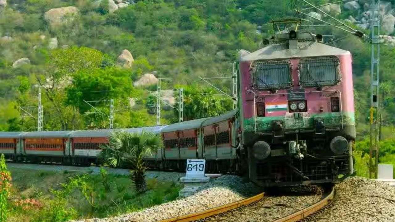 यात्रीगण कृपया ध्यान दें! कोहरे के कारण उत्तर भारत में रेलवे संचालन पर असर, ट्रेनें कैंसिल और फेरे घटाए गए