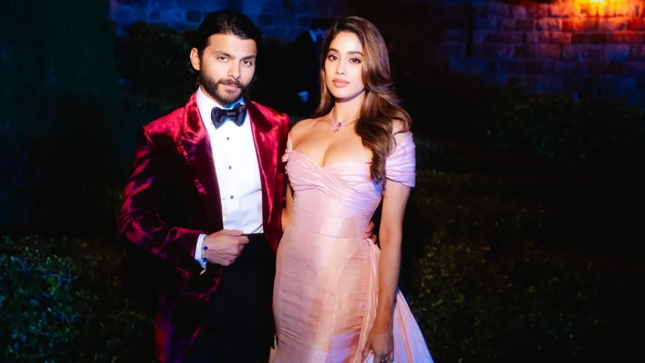 जाह्नवी कपूर और शिखर पहाड़िया लंबे समय से रिलेशनशिप में हैं। हालांकि उन्होंने इसे खुलकर स्वीकार नहीं किया है, लेकिन रिपोर्ट्स के मुताबिक 2026 में दोनों सीक्रेट वेडिंग कर सकते हैं। (Img: Google)