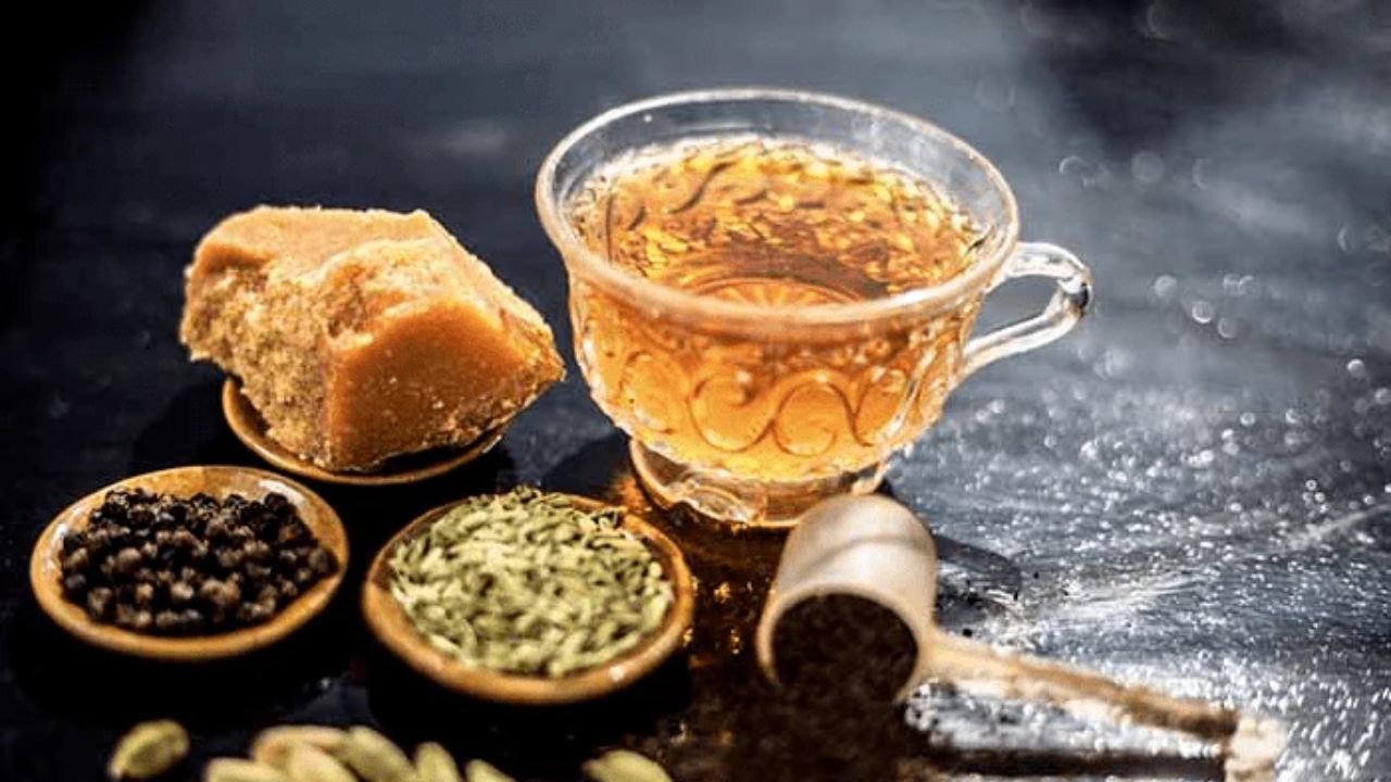 गुड़ सर्दियों की रसोई का सबसे भरोसेमंद साथी माना जाता है। यह न सिर्फ मिठास देता है, बल्कि शरीर को अंदर से गर्म रखने में भी मदद करता है। गुड़ की गर्माहट तीखी नहीं होती, बल्कि आराम देने वाली होती है। यही कारण है कि सर्दियों में मिठाई के रूप में चीनी की जगह गुड़ का इस्तेमाल ज्यादा पसंद किया जाता है। 