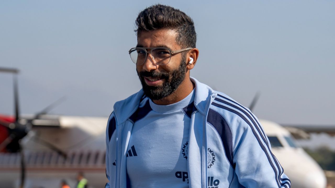 एयरपोर्ट के बाहर बड़ी संख्या में फैंस अपने पसंदीदा खिलाड़ियों की एक झलक पाने पहुंचे थे। खिलाड़ियों ने भी फैंस को निराश नहीं किया और हाथ हिलाकर उनका अभिवादन किया। कुछ ने मोबाइल कैमरों की ओर देखकर मुस्कान भी दी। यह पल फैंस के लिए यादगार बन गया। (Img: BCCI-X) एयरपोर्ट के बाहर बड़ी संख्या में फैंस अपने पसंदीदा खिलाड़ियों की एक झलक पाने पहुंचे थे। खिलाड़ियों ने भी फैंस को निराश नहीं किया और हाथ हिलाकर उनका अभिवादन किया। कुछ ने मोबाइल कैमरों की ओर देखकर मुस्कान भी दी। यह पल फैंस के लिए यादगार बन गया। (Img: BCCI-X)