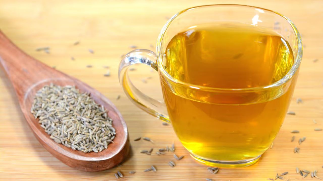 अगर इसे सीमित मात्रा में रोज पिया जाए, तो जीरे का पानी सेहत के लिए किसी औषधि से कम नहीं है। हालांकि, ज्यादा सेवन से बचना चाहिए। (Img Source: Google)