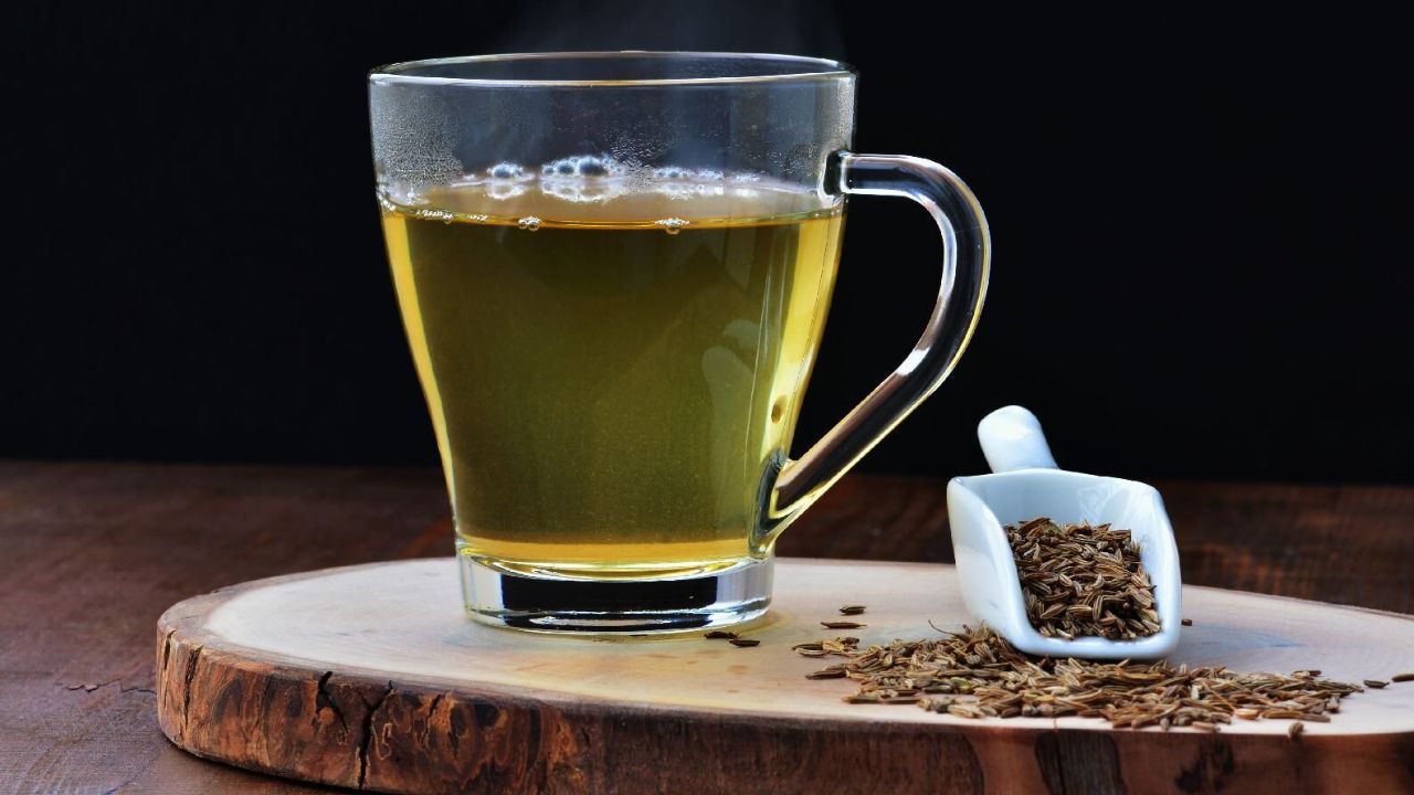 जीरे का पानी शरीर से टॉक्सिन्स बाहर निकालने में मदद करता है। इससे लिवर हेल्दी रहता है और शरीर अंदर से साफ होता है। (Img Source: Google)