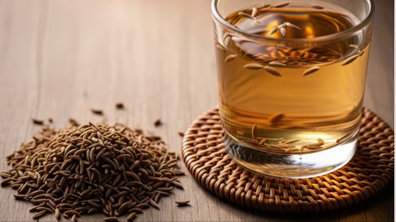 रोज़ सुबह जीरे का पानी पीना सेहत के लिए बेहद फायदेमंद माना जाता है। यह एक आसान घरेलू उपाय है, जिसे आयुर्वेद में खास महत्व दिया गया है। (Img Source: Google)