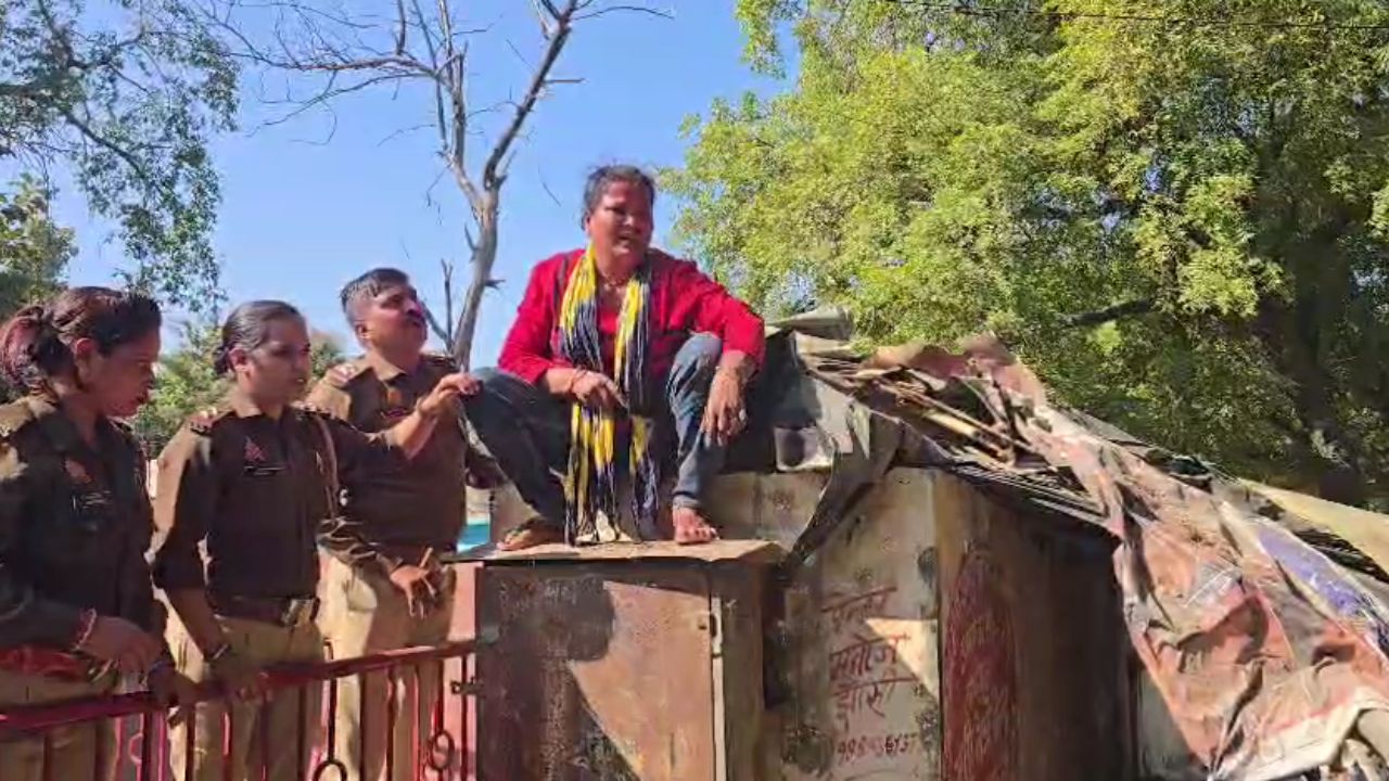 Jhansi: अतिक्रमण हटाने गई टीम का लोगों से टकराव, महिला ने किया हंगामा