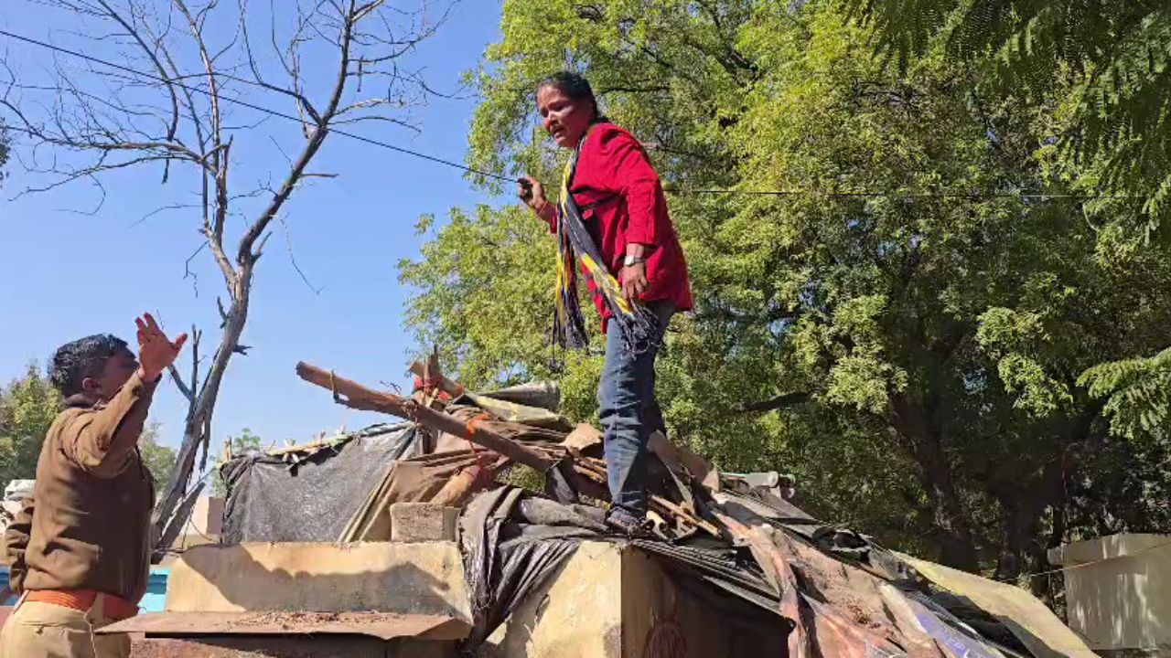 Jhansi: अतिक्रमण हटाने गई टीम का लोगों से टकराव, महिला ने किया हंगामा