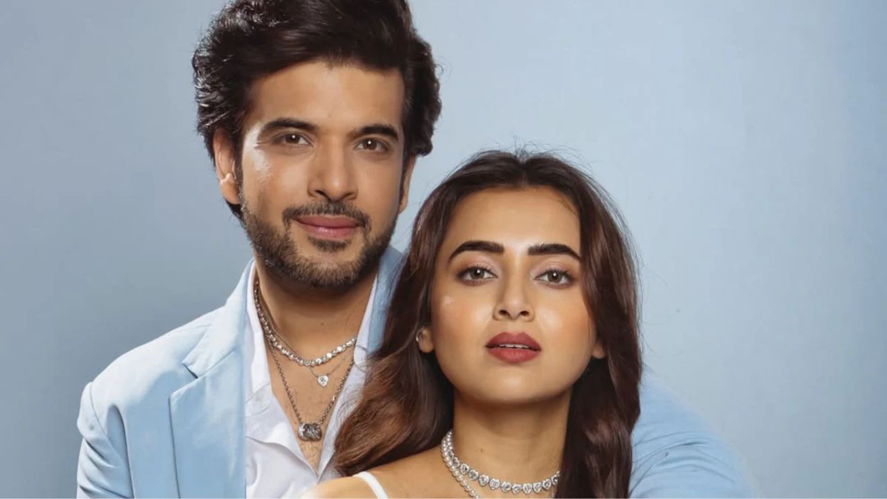 तेजस्वी प्रकाश और करण कुंद्रा 2021 से डेट कर रहे हैं। हाल ही में तेजस्वी ने एक पॉडकास्ट में खुलासा किया कि दोनों 2026 में शादी करने की प्लानिंग कर रहे हैं। फैंस इस खबर को लेकर काफी उत्साहित हैं। (Img: Google)