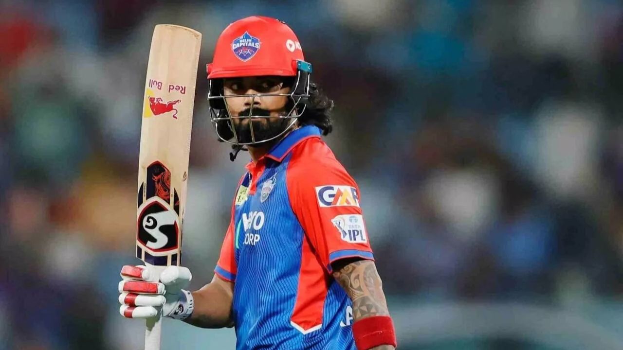 मीडिया रिपोर्ट के अनुसार, दिल्ली कैपिटल्स IPL 2026 के लिए नया कप्तान बनाने जा रही है। फ्रेंचाइजी के एल राहुल को टीम का नेतृत्व सौंपने की योजना बना रही है। उनके पास IPL में कप्तानी का काफी अनुभव है। (Img: Internet)