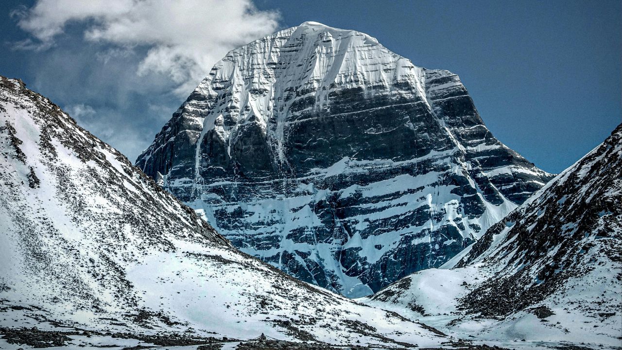 क्यों नहीं चढ़ा जा सकता कैलास और क्यों नंगे पांव घूमा जाता है गोवर्धन?