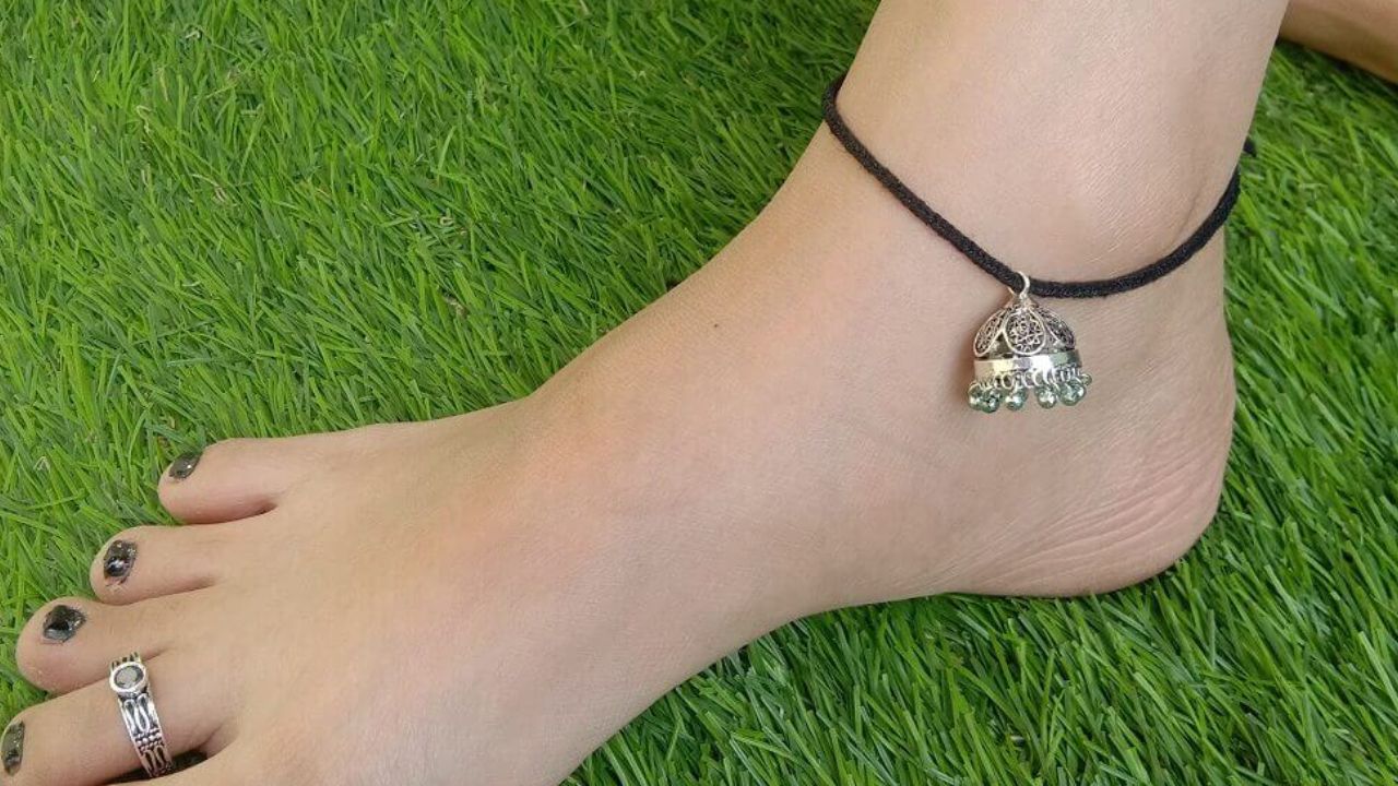 महिलाओं को काला धागा अपने बाएं पैर के टखने के पास बांधना चाहिए। यह स्थान विशेष रूप से बुरी नजर से बचाव और जीवन की समस्याओं को दूर करने में मदद करता है। ध्यान रहे कि धागा न तो बहुत ढीला और न बहुत कसा होना चाहिए। (फोटो सोर्स- इंटरनेट) 