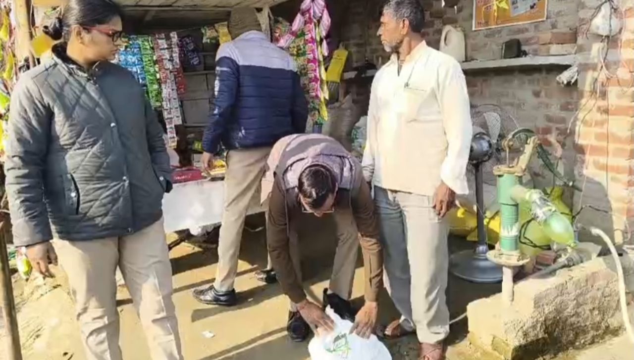 Kanpur News: परदे के पीछे चल रहा था शराब बेचने का खेल, अचानक छापेमारी में दो दबोचे गए
