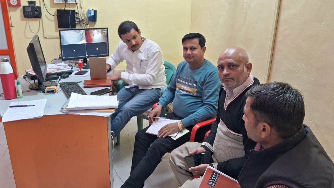 Kanpur Dehat News: सहकारी बैंक शाखा में मासिक समीक्षा बैठक, जानिए किन मुद्दों पर हुई चर्चा