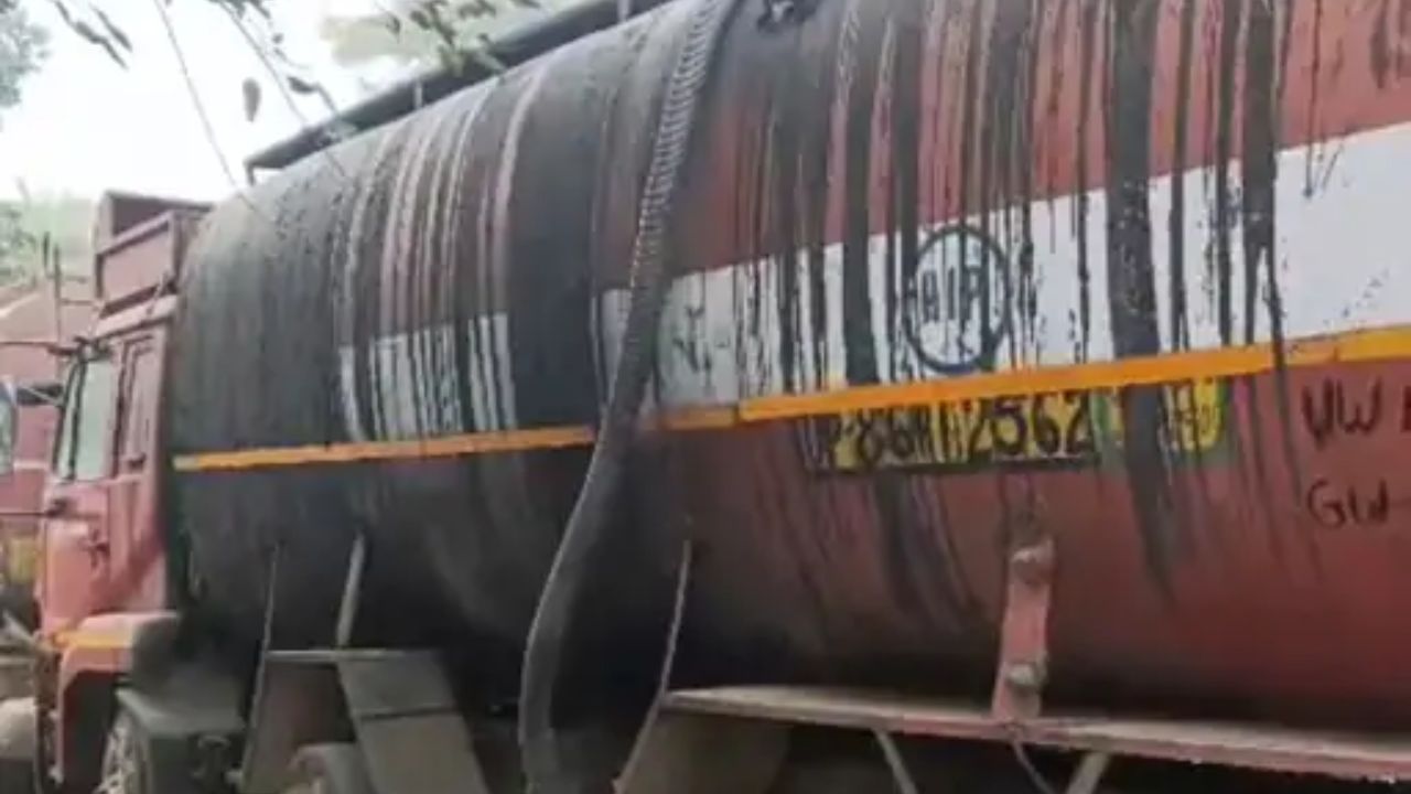 कासगंज में UP STF की बड़ी कार्रवाई; स्कूल के पीछे चल रही मिलावटी कोलतार की फैक्टरी पकड़ी