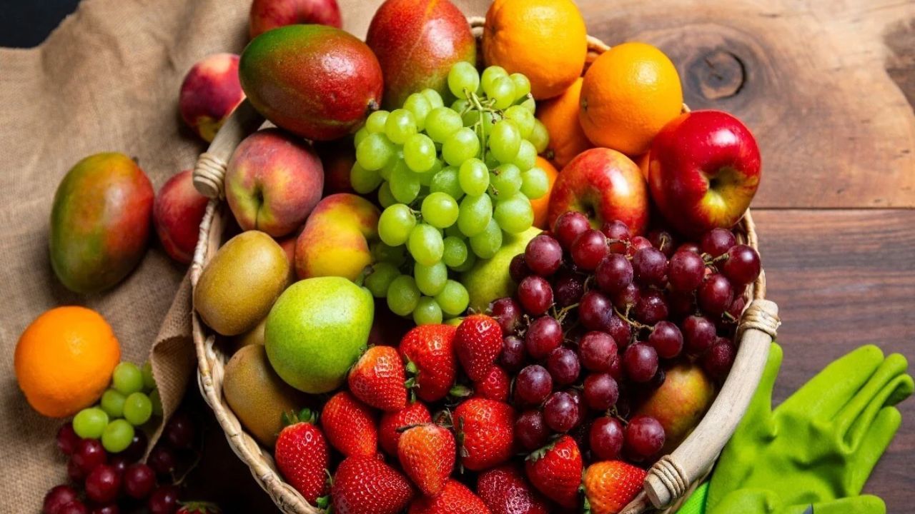 फलों की नमी स्टील के साथ रिएक्ट कर उन्हें जल्दी सड़ा सकती है। स्वाद बिगड़ता है और फ्रेशनेस जल्दी खत्म होती है। इन्हें हमेशा ग्लास या फूड-ग्रेड प्लास्टिक कंटेनर में स्टोर करें। (फोटो सोर्स- गूगल)