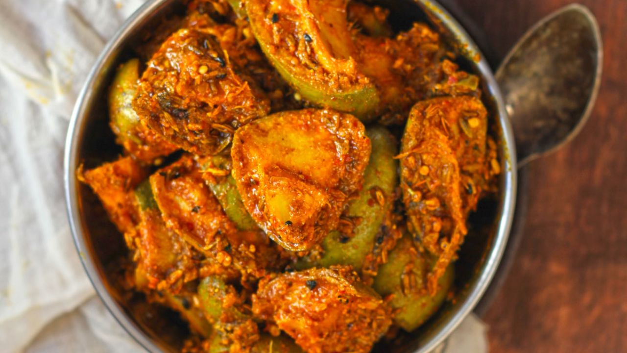 अचार में मौजूद नेचुरल एसिड स्टील के साथ रिएक्शन करता है। इससे बर्तन में जंग और अचार का स्वाद खराब हो सकता है। अचार को कांच या अच्छी क्वालिटी वाले प्लास्टिक कंटेनर में रखें।(फोटो सोर्स- गूगल)