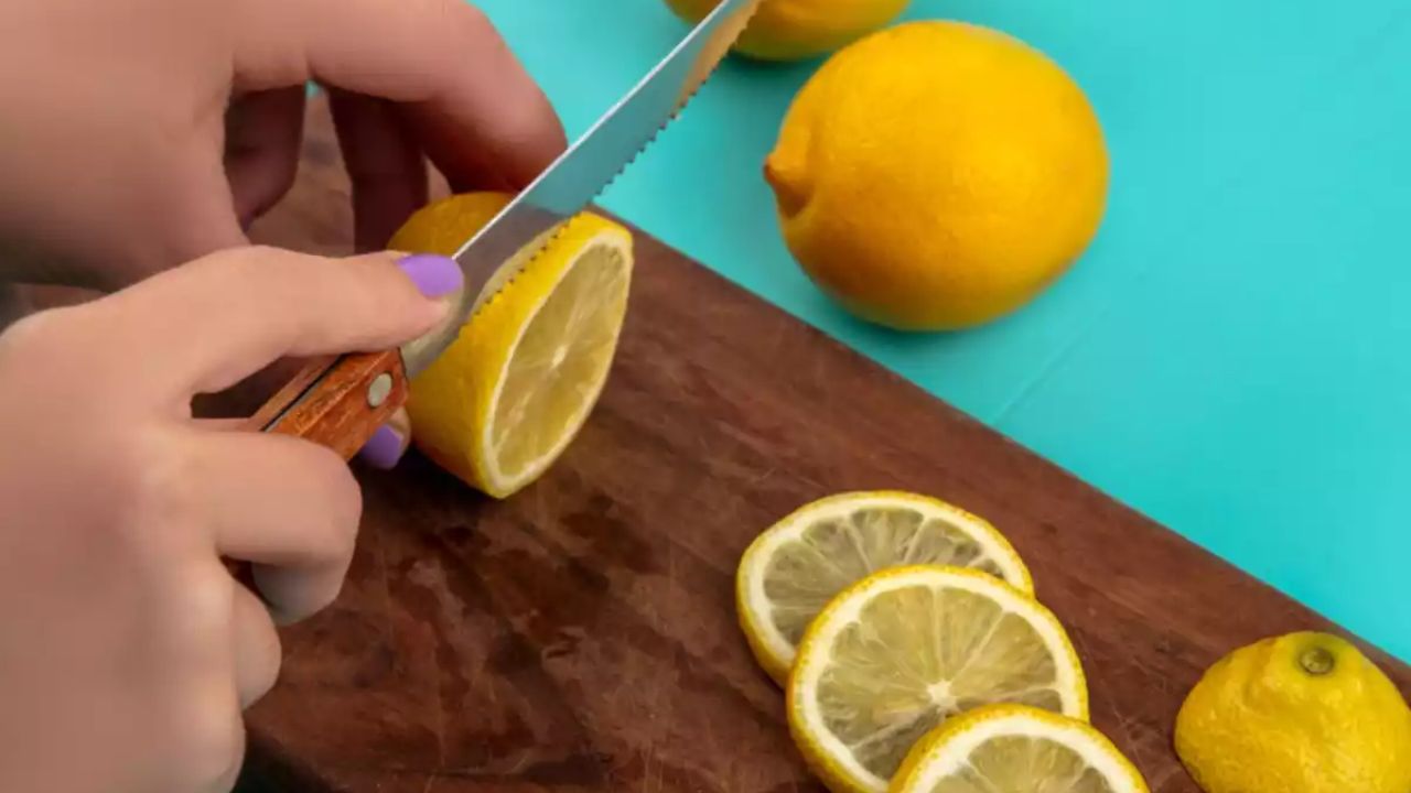 नींबू, संतरा, टमाटर आदि में एसिडिक तत्व होते हैं। यह एसिड स्टील के साथ रिएक्शन कर धातु के पार्टिकल्स खाने में घोल सकता है। इससे पाचन और स्वास्थ्य पर बुरा असर पड़ सकता है।(फोटो सोर्स- गूगल)