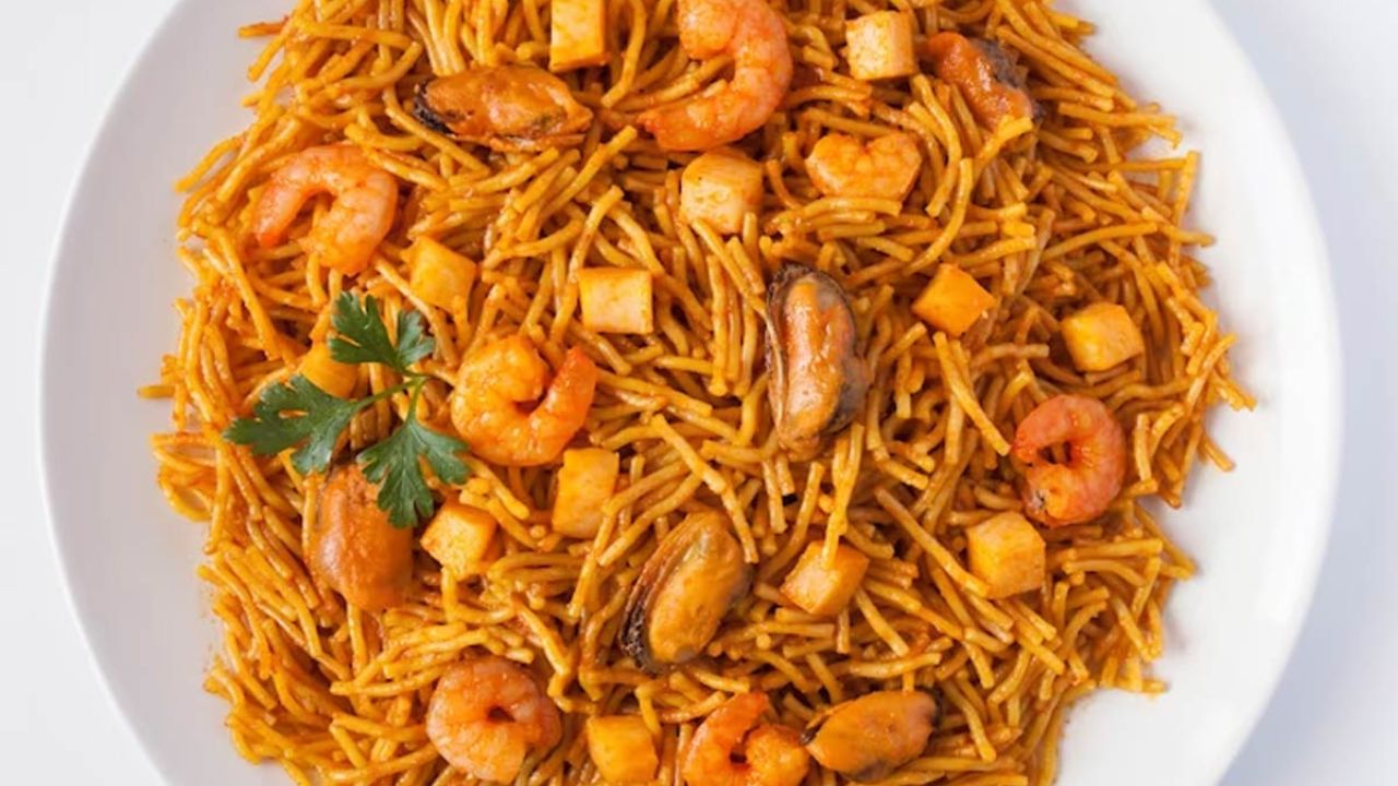 नमक स्टील में जंग या मेटलिक स्वाद पैदा कर सकता है। तली चीजें नमी और तेल की वजह से जल्दी बासी हो जाती हैं। एयरटाइट ग्लास या फूड-ग्रेड प्लास्टिक में रखें।(फोटो सोर्स- गूगल)