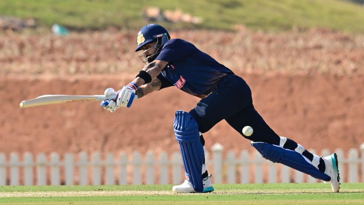 77 रनों की इस पारी के साथ विराट कोहली ने लिस्ट ए क्रिकेट में नया वर्ल्ड रिकॉर्ड बनाया। अपने 344वें लिस्ट ए मैच में, विराट अब 58 शतक और 85 अर्धशतक के मालिक हैं। उनके कुल रन 16,207 हो गए हैं, जो उनकी कड़ी मेहनत और निरंतर फॉर्म का प्रतीक है। (Img: X)