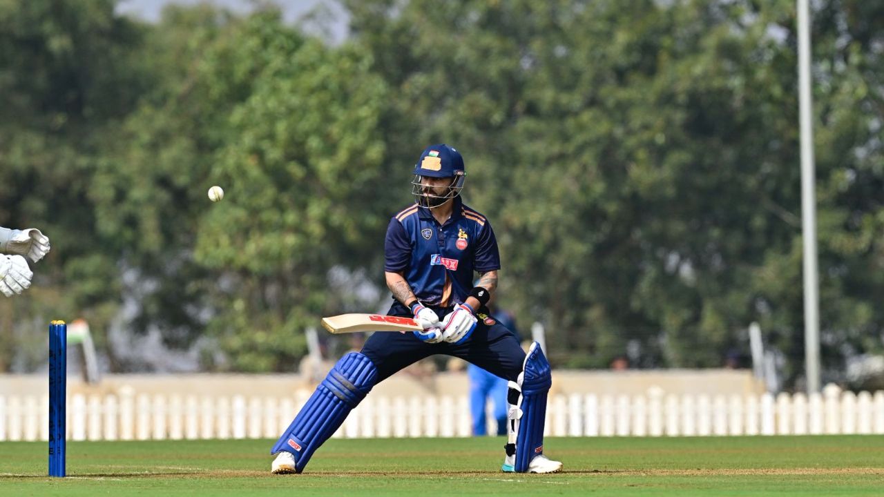 15 साल बाद विजय हजारे ट्रॉफी में लौटे विराट कोहली ने अपने पहले मैच में शतक और दूसरे मैच में अर्धशतक लगाकर सबका दिल जीत लिया। गुजरात के खिलाफ शुक्रवार को उन्होंने सिर्फ 61 गेंदों में 77 रन बनाए, जिसमें 13 चौके और 1 छक्का शामिल था। यह एक तूफानी पारी थी जिसने सोशल मीडिया पर उनकी तारीफों की बाढ़ ला दी। (Img: X)