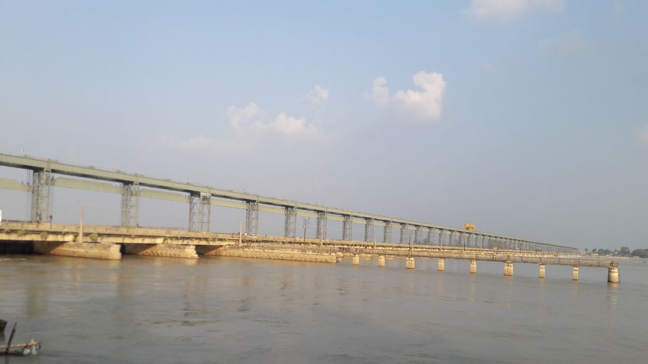 नेपाल के हिमालयी क्षेत्र से निकलने वाली नदियाँ जैसे गंगा, कोसी और गंडक भारत समेत पूरे दक्षिण एशिया की करोड़ों आबादी को पानी उपलब्ध कराती हैं। इस लिहाज से नेपाल के पहाड़ सिर्फ एक देश की संपत्ति नहीं, बल्कि पूरे क्षेत्र की जल सुरक्षा और जलवायु संतुलन से जुड़े हुए हैं। नेपाल के हिमालयी क्षेत्र से निकलने वाली नदियाँ जैसे गंगा, कोसी और गंडक भारत समेत पूरे दक्षिण एशिया की करोड़ों आबादी को पानी उपलब्ध कराती हैं। इस लिहाज से नेपाल के पहाड़ सिर्फ एक देश की संपत्ति नहीं, बल्कि पूरे क्षेत्र की जल सुरक्षा और जलवायु संतुलन से जुड़े हुए हैं।