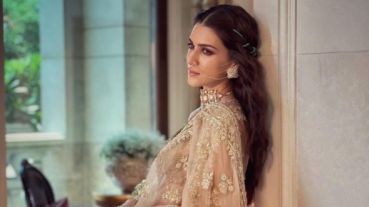 अगर आप पारंपरिक मेहंदी-हल्दी के आउटफिट से हटकर कुछ नया और बोल्ड पहनना चाहती हैं, तो कृति का स्टाइलिश ब्लैक कॉर्डसेट आपके लिए बेस्ट ऑप्शन है। यह लुक मॉडर्न और ट्रेंडी दोनों है और उन महिलाओं के लिए परफेक्ट है जो भीड़ से अलग दिखना चाहती हैं।