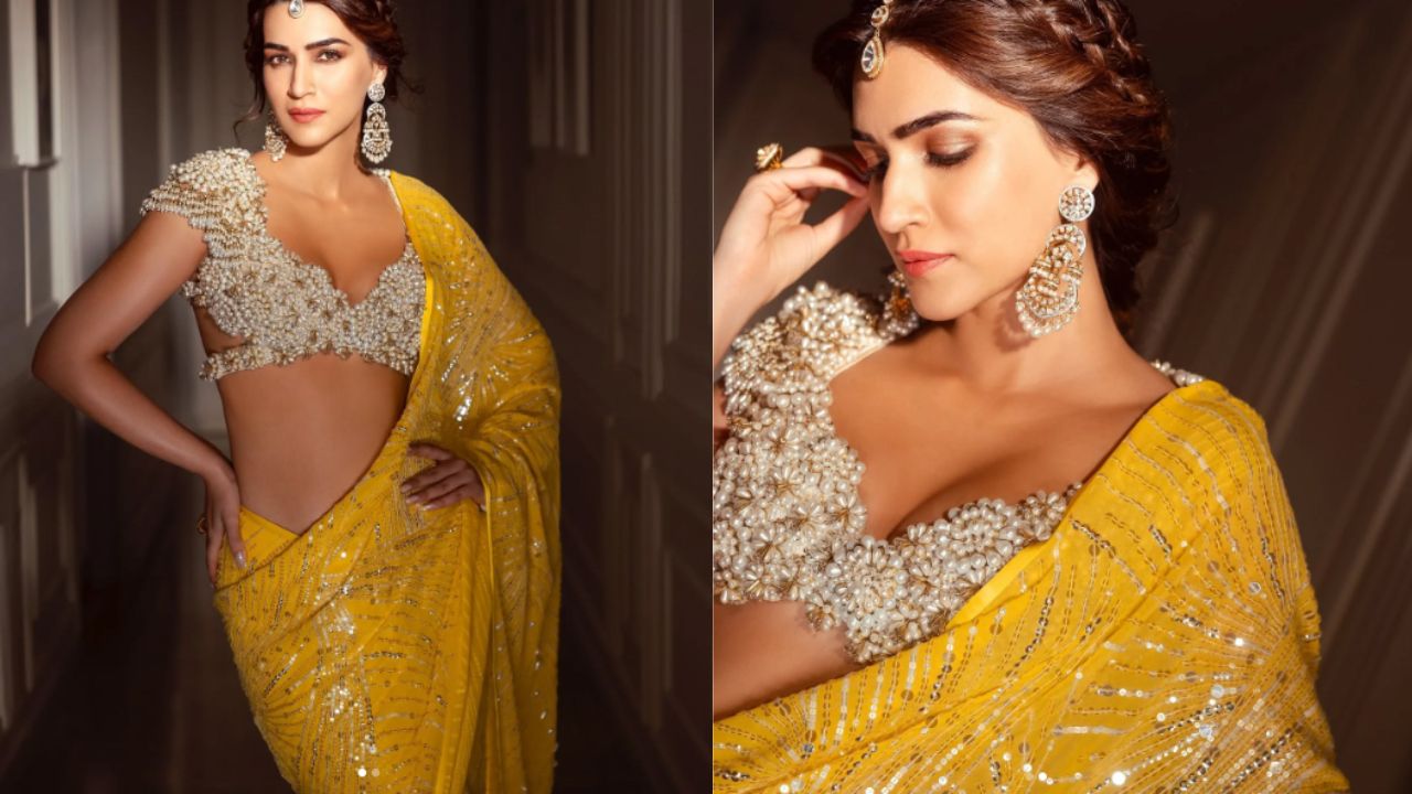 हल्दी में चमकना हो तो कृति का ये लुक आपके लिए परफेक्ट है।हल्दी फंक्शन के लिए उन्होंने हल्के येलो टोन वाला आउटफिट कैरी किया, जो बिना ज्यादा एम्बेलिशमेंट के बेहद रॉयल लगता है। इसमें मिनिमल ज्वेलरी, नैचुरल मेकअप और ओपन हेयर ने इस लुक को और ग्रेसफुल बना दिया।