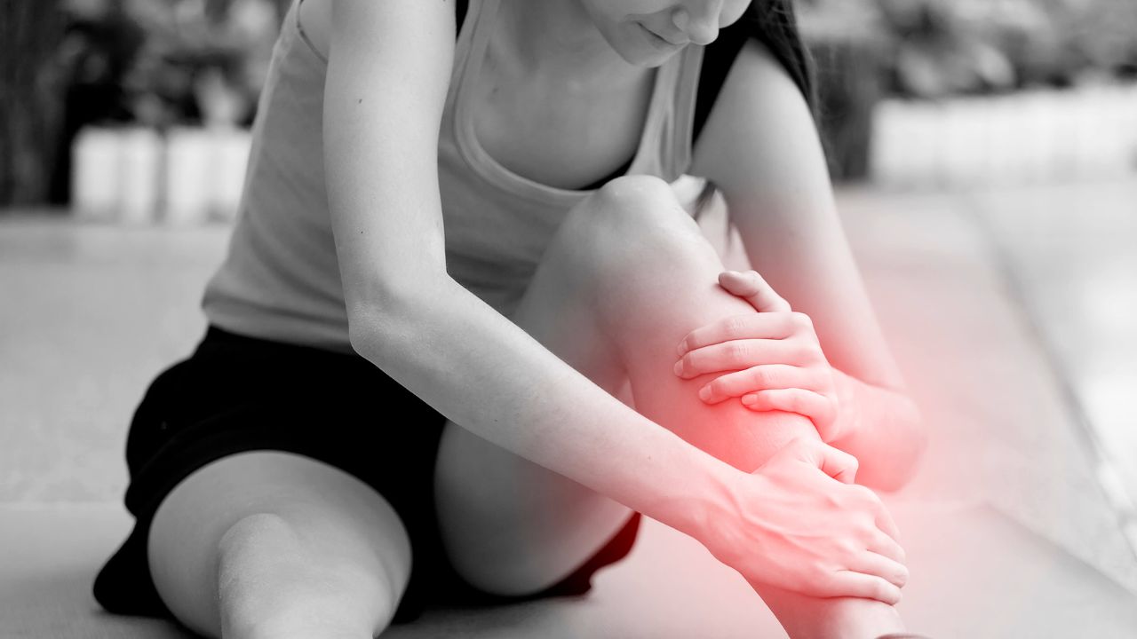 हाथ-पैरों में दर्द और मांसपेशियों की ऐंठन आजकल आम समस्या बनती जा रही है। बढ़ती उम्र, गलत खानपान, पर्याप्त नींद न लेना और हाइड्रेशन की कमी से यह समस्या और गंभीर हो सकती है। विशेषज्ञों के अनुसार, दर्द और सूजन से राहत पाने के लिए सही पोषण, पर्याप्त आराम और घरेलू उपाय बेहद महत्वपूर्ण हैं। हाथ-पैरों में दर्द और मांसपेशियों की ऐंठन आजकल आम समस्या बनती जा रही है। बढ़ती उम्र, गलत खानपान, पर्याप्त नींद न लेना और हाइड्रेशन की कमी से यह समस्या और गंभीर हो सकती है। विशेषज्ञों के अनुसार, दर्द और सूजन से राहत पाने के लिए सही पोषण, पर्याप्त आराम और घरेलू उपाय बेहद महत्वपूर्ण हैं।