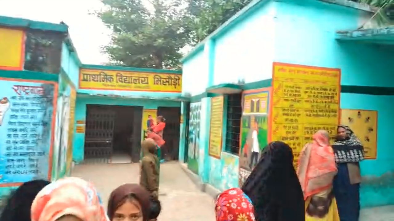 चंदौली के परिषदीय विद्यालय में शिक्षकों के बीच विवाद, बीईओ ने मांगा जवाब