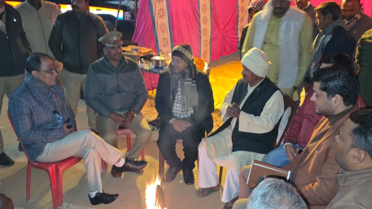 Maharajganj News: रोहिन नदी कटान पर प्रशासन का भरोसा, घंटों की वार्ता के बाद टूटा अनिश्चितकालीन धरना