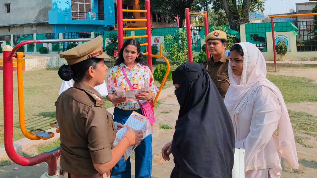 Mission Shakti- 5.0: महराजगंज SP के नेतृत्व में चला अभियान, महिलाओं को किया जागरूक