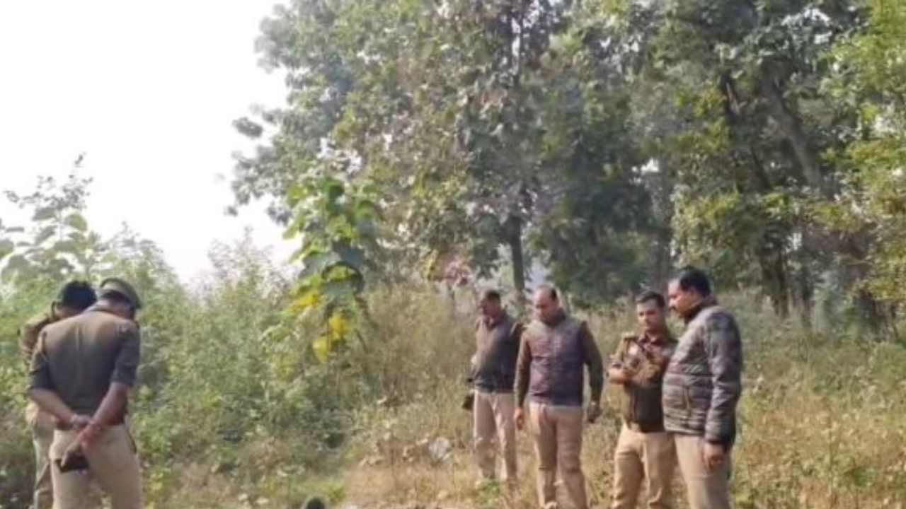 महराजगंज में सड़क किनारे संदिग्ध हालात में मिला वृद्ध का शव, फिनायल की गंध से बढ़ी रहस्य की परतें; जांच शुरू