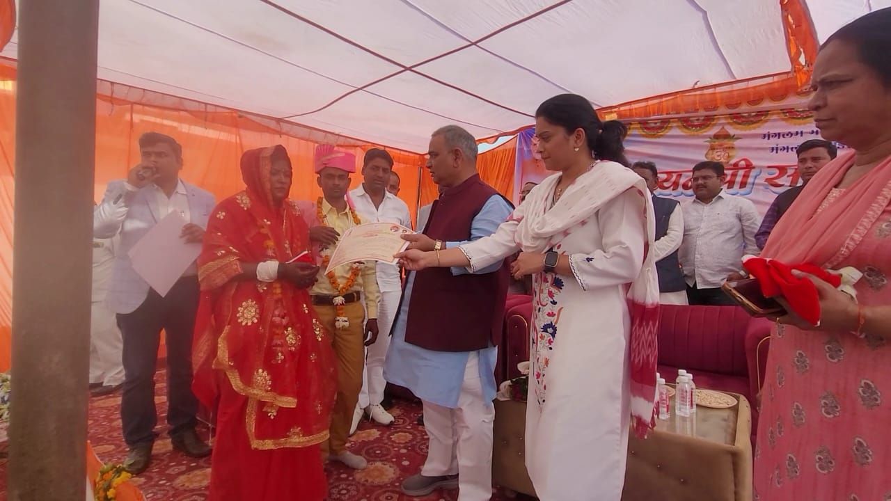 Kanpur Dehat Group Marriage: सामूहिक विवाह में छलका खुशी का सागर, 118 जोड़े सात फेरे लेकर बने जीवनसाथी