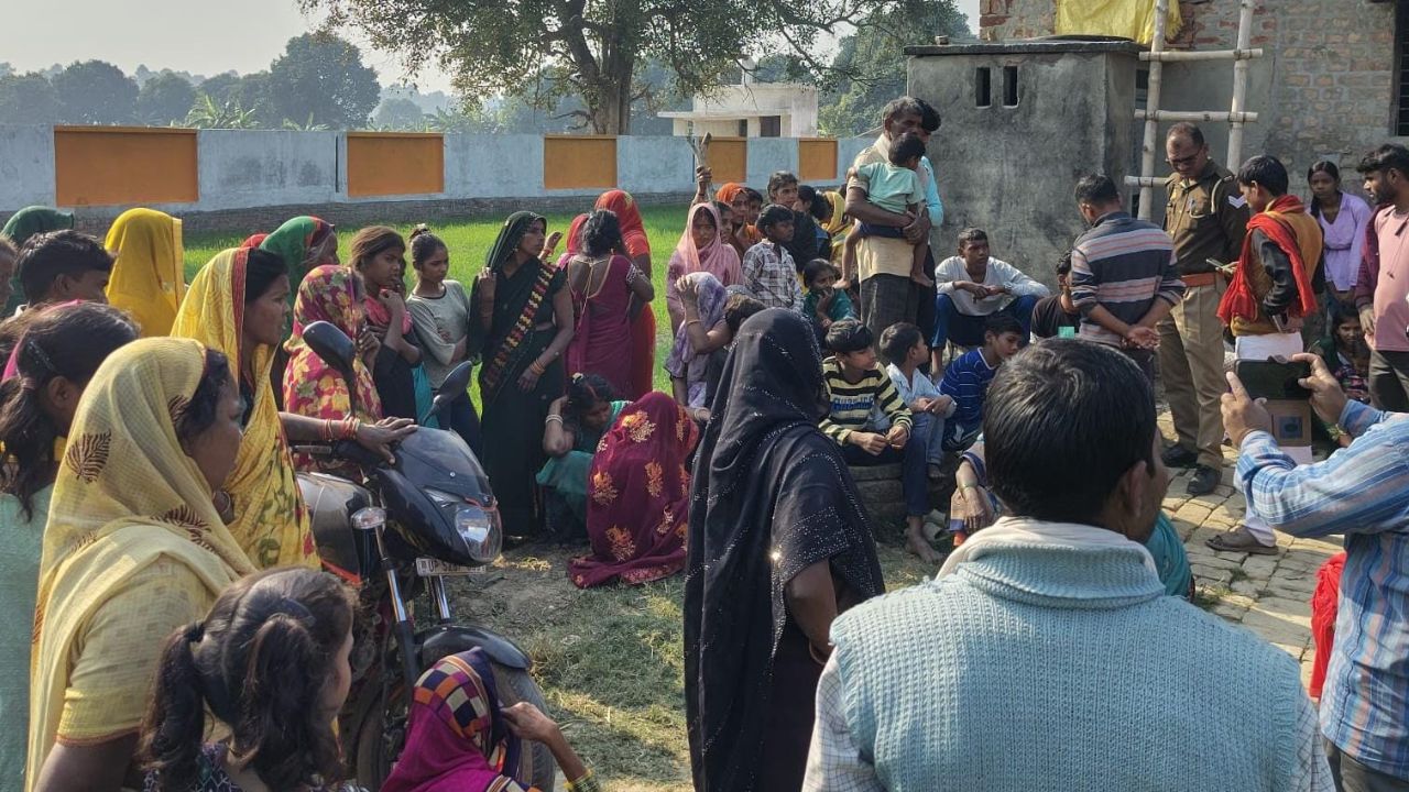 Maharajganj News: जंगल में गुलर के पेड़ से लटकता मिला शव, पूरे गांव में मचा हड़कंप