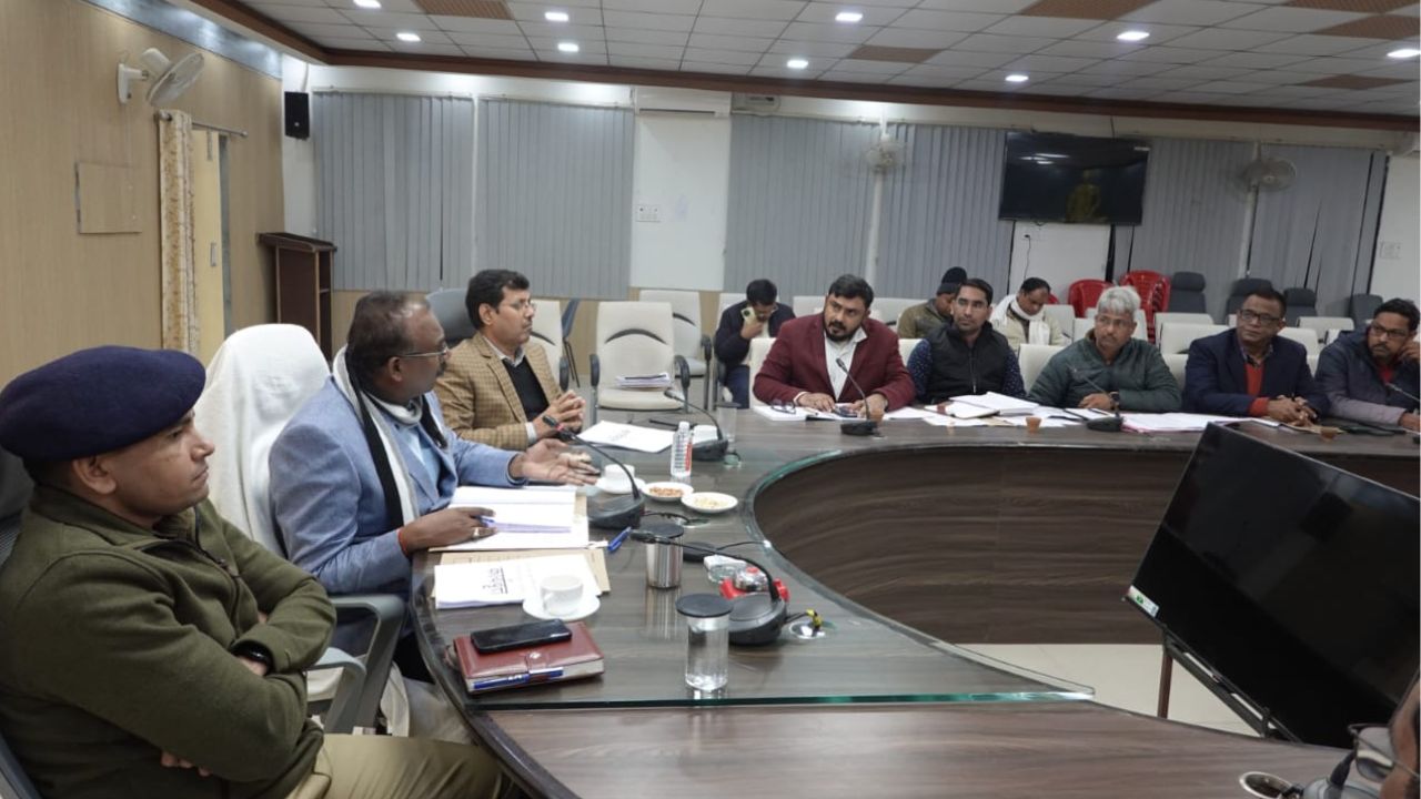 Maharajganj News: जिला सड़क सुरक्षा को लेकर सख्त जिलाधिकारी, ब्लैक स्पॉट सुधार और विशेष चेकिंग अभियान के निर्देश