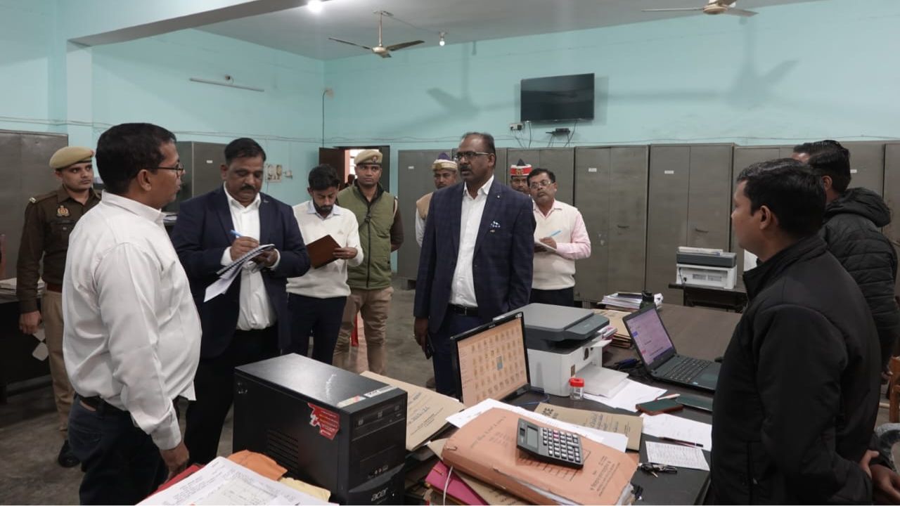 डीएम संतोष कुमार शर्मा का कलेक्ट्रेट में औचक निरीक्षण, प्रशासनिक लापरवाही पर सख्त नाराज़गी