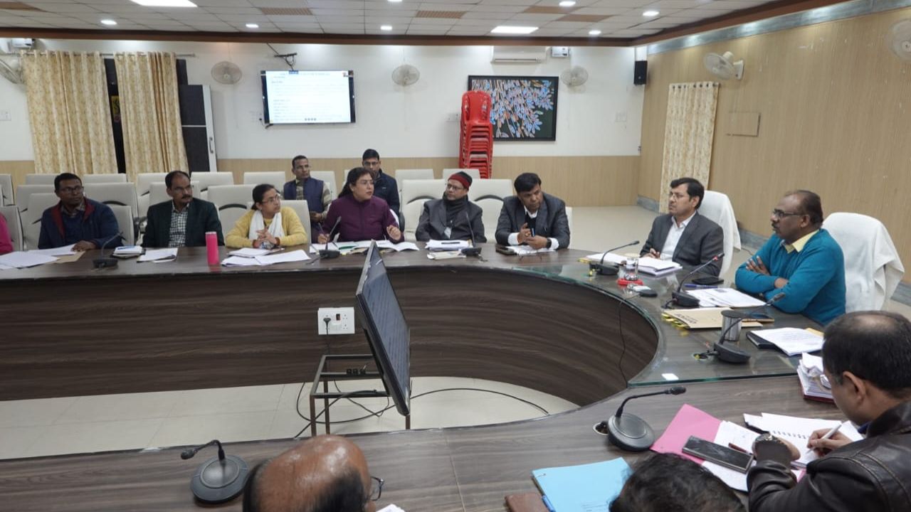 जिला पोषण समिति की बैठक में Maharajganj DM सख्त, आंगनबाड़ी केंद्रों पर कार्य न शुरू होने पर नोटिस जारी