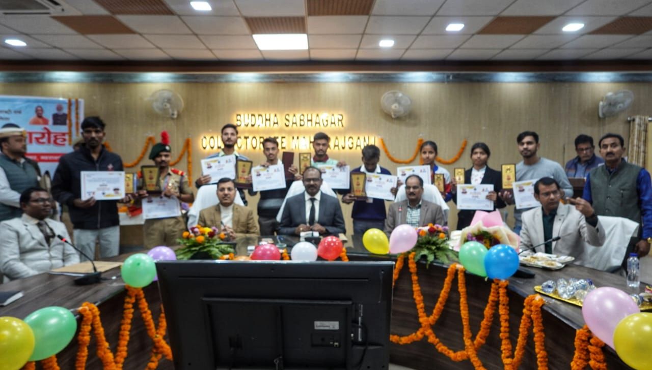 अटल जयंती पर मेधाओं का सम्मान: Maharajganj DM ने विजेता को किया पुरस्कृत