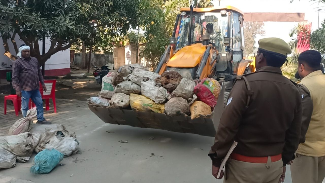 Maharajganj News: पुलिस ने सैकड़ों मुकदमों से बरामद शराब को किया नष्ट, इस उद्देश्य से हुई कार्रवाई