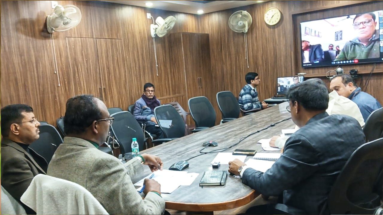 ग्राम पंचायतों में योजनाओं की रफ्तार हो तेज! DM Maharajganj की सख्त समीक्षा