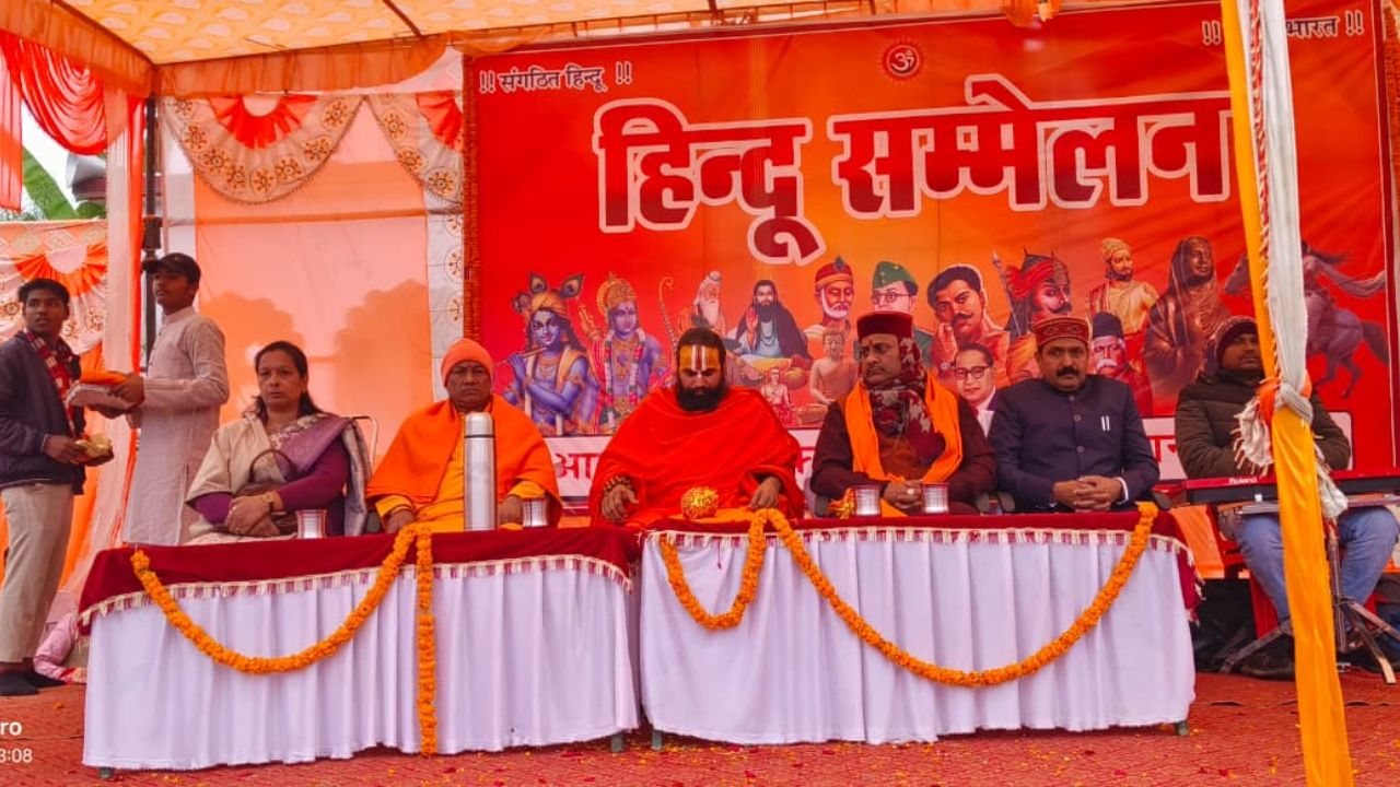 फरेंदा में हिंदू सम्मेलन बना शक्ति प्रदर्शन, स्वामी महेश योगी महाराज के सानिध्य में जुटे सैकड़ों सनातनी